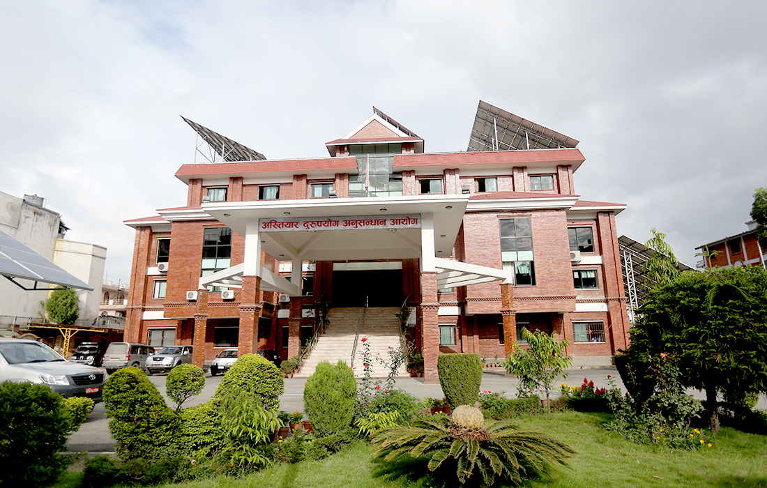अख्तियारको फन्दाबाट बँच्न लिएको घुस फिर्ता