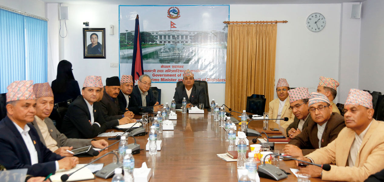 सरकार तिन घण्टा नि टिक्न सकेन आफ्नो निर्णयमा काठमाडौँ उपत्यकामा रहेकालाई बाहिर पठाउने निर्णय रद्द