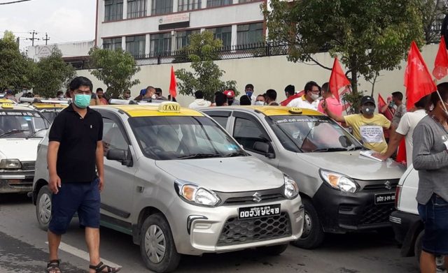 सडकमा उत्रिए ट्याक्सी चालक