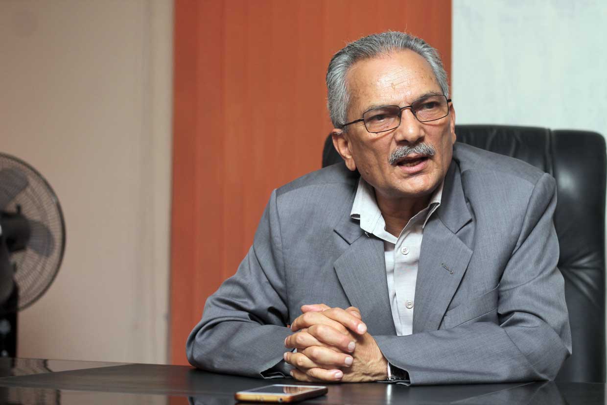 प्रधानमन्त्री ओलीलाई ‘छाडा छाडन् खतरनाक हुने’ भन्दै बाबुरामले लेखे-संकटकालको खड्ग वहाँको हातमा