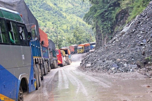 नारायणगढ-मुग्लिन सडकः पहिरो पन्छाउन पाँच-छ घण्टा लाग्ने
