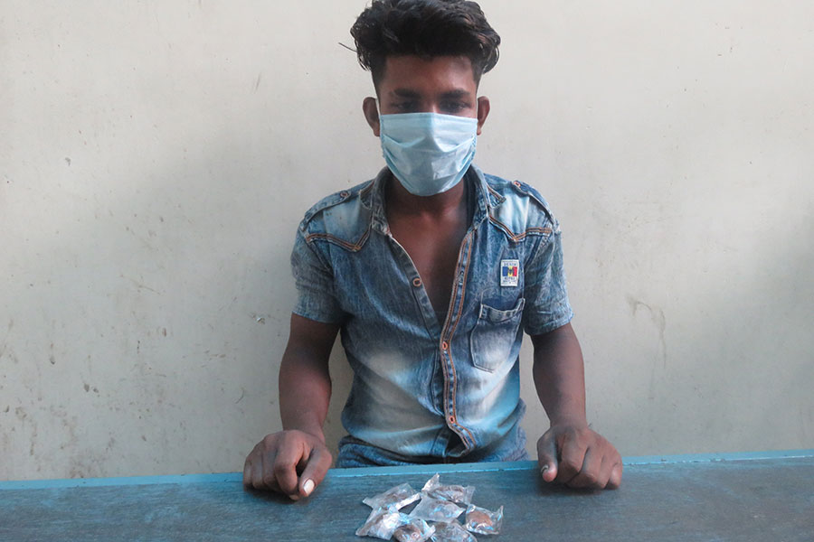 एक भारतीय नागरिक पक्राउ,३५ ग्राम ब्राउनसुगरसहित