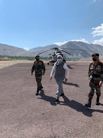 मोदी लद्दाख पुगे