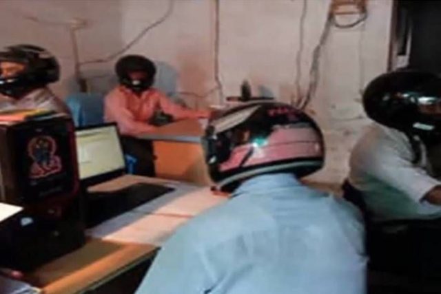 हेलमेट लगाएर काम गर्ने यी कर्मचारी