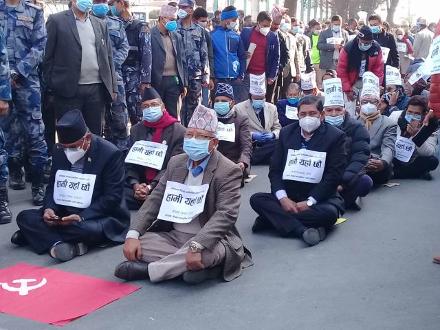 ‘हामी यहाँ छौ’ भन्ने प्ले कार्ड बोकेर ३ पूर्वप्रधानमन्त्री धर्नामा