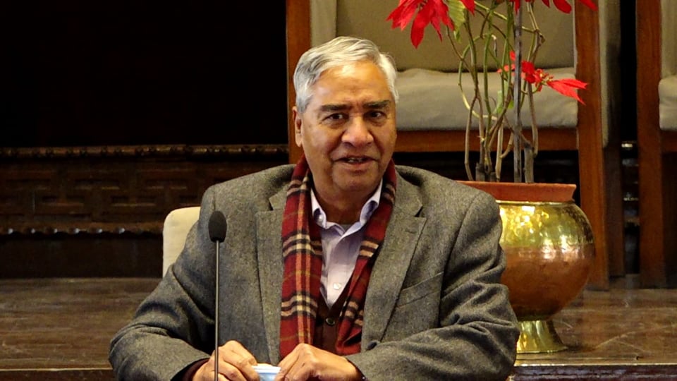 ‘दुवै हातमा लड्ड्’ भन्दाभन्दै देउवा झन् अप्ठ्यारोमा