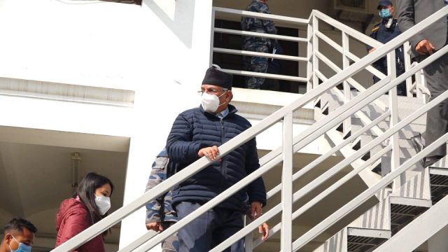 सांसदको हस्ताक्षर बोकेर दाहाल–नेपाल समूह निर्वाचन आयोग जाँदै, आउला त निर्णय ?