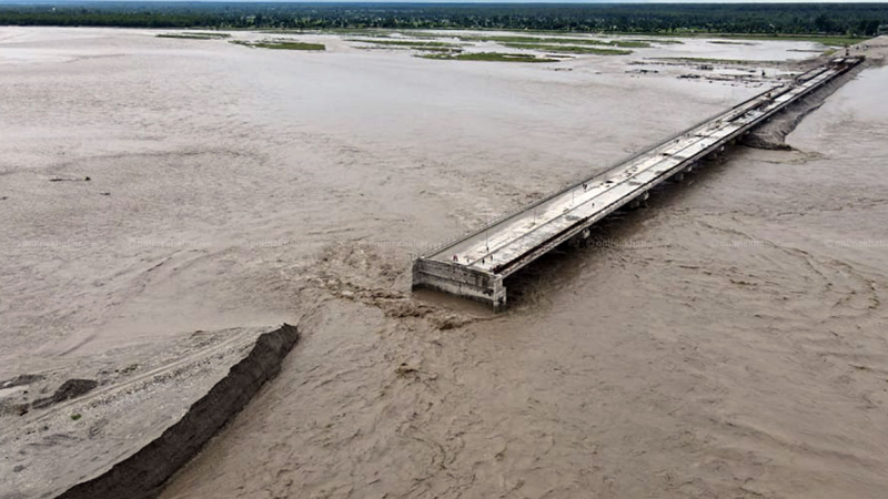 महाकालीमा आएको बाढीले बगायो पुलको बाँध, ८ घर डुबानमा