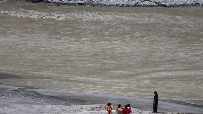 मेलम्चीको बहाव बढ्यो, सतर्क रहन आग्रह