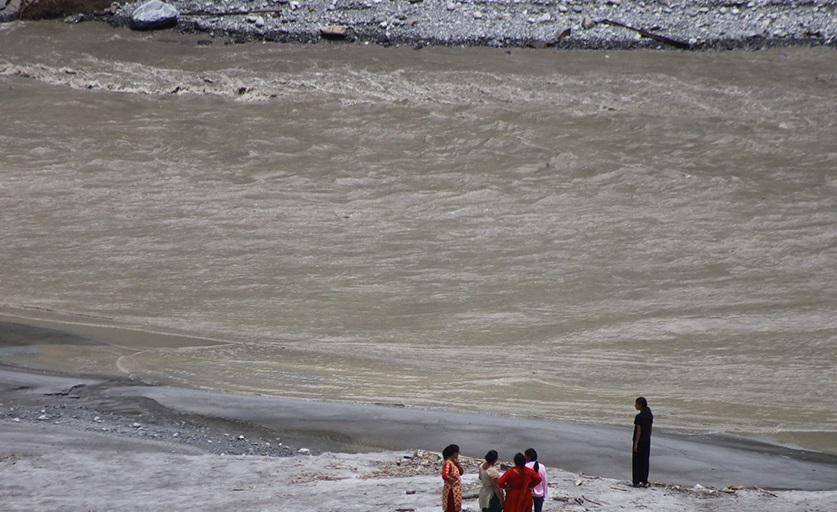 मेलम्चीको बहाव बढ्यो, सतर्क रहन आग्रह