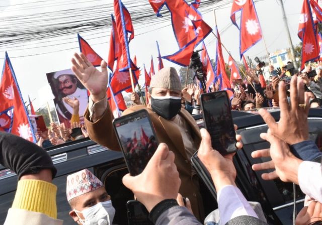 पूर्वराजा पृथ्वीनारायण शाहको शालिकमा माल्यार्पण गर्न जाँदा उर्लियो जनसागर