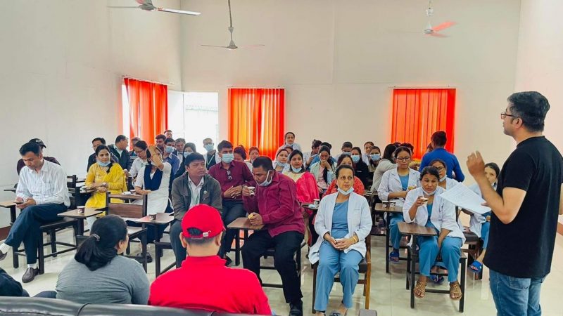 सिभिल हस्पिटलमा माओवादी निकट स्वास्थ्यकर्मीहरु आन्दाेलित