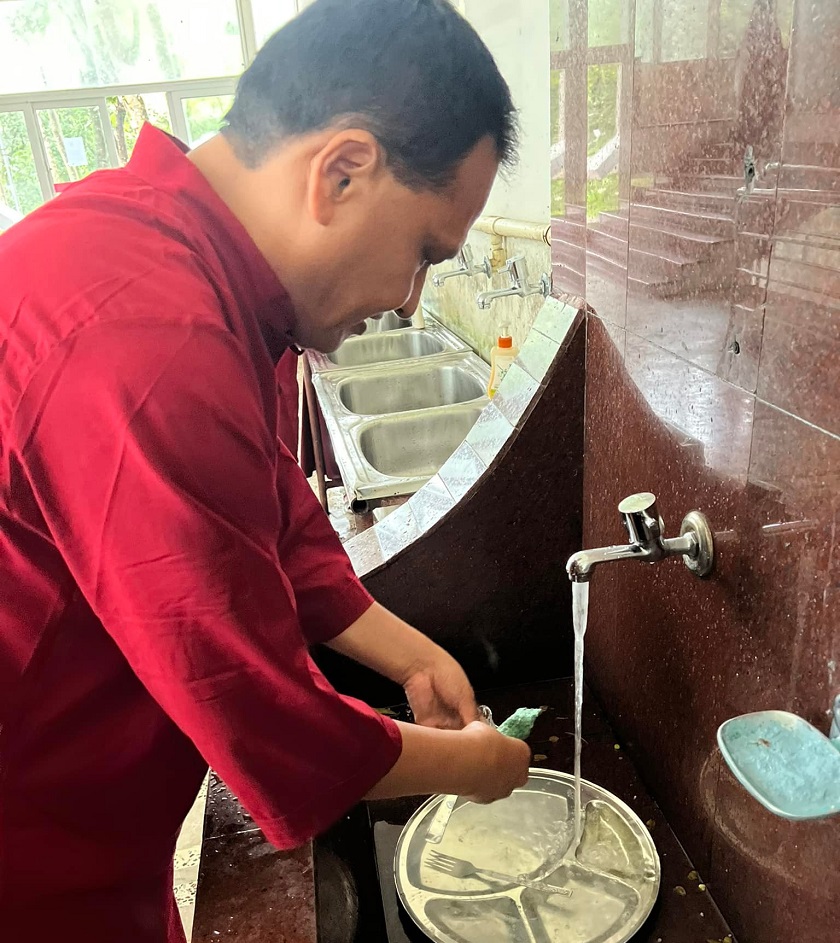 ध्यानमा कुलमान घिसिङ :  प्राधिकरणका १५ पदाधिकारीसहित ओशो तपोवनमा