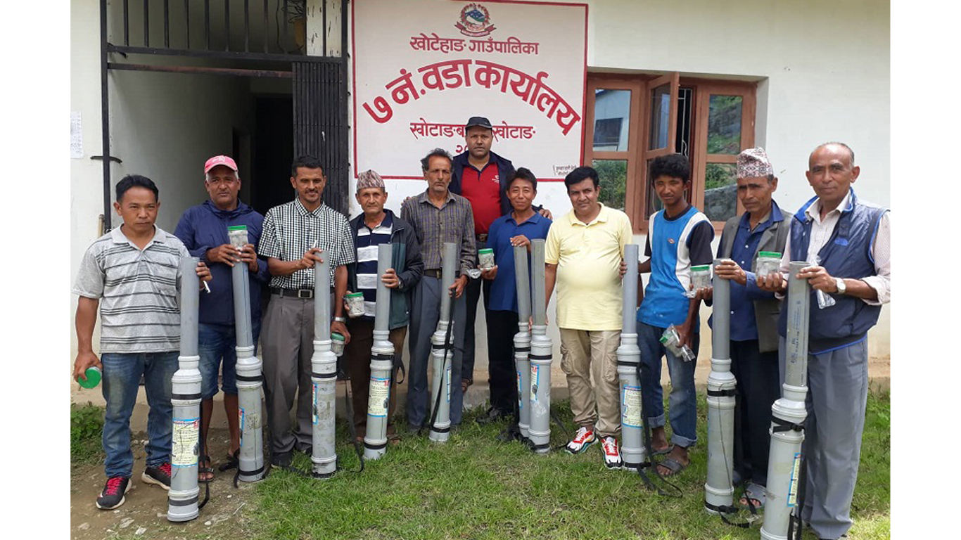 खोटेहाङका किसानलाई बाँदर धपाउने मेसिन वितरण