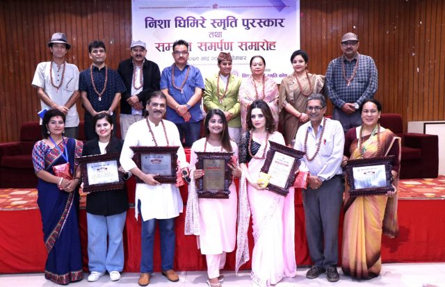 ‘निशा घिमिरे स्मृति पुरस्कार’ अभिनेत्री पवित्रा आचार्य र मोडल उषा उप्रेतीलाई प्रदान