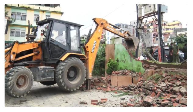 अनामनगर क्षेत्रमा पनि डोजर चल्यो, विद्यालयको कम्पाउण्ड नै भत्काइयो