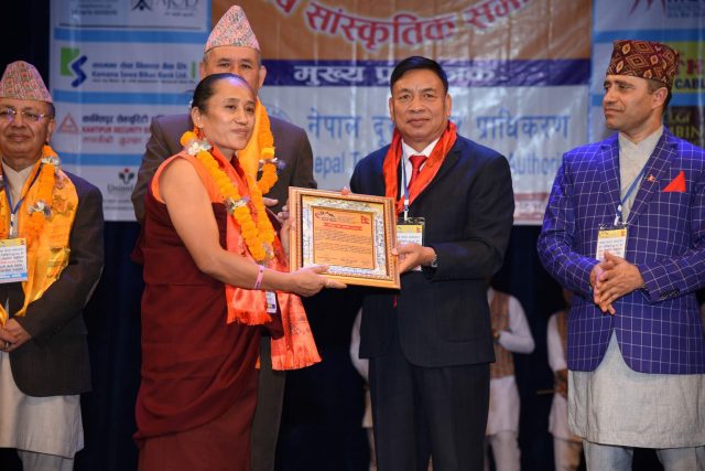 उपराष्ट्रपति पुनद्वारा सर्वश्री आनी भिमसुवा गुरुङ सम्मानित