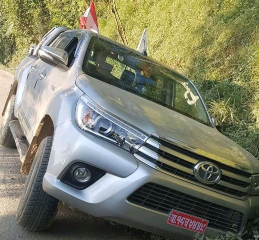 काग्रेस उपसभापति धनराज गुरुङ चढेको गाडी स्याङजामा दुर्घटना