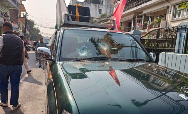 चितवन २ का कांग्रेस उम्मेदवार उमेश श्रेष्ठको गाडी तोडफोड