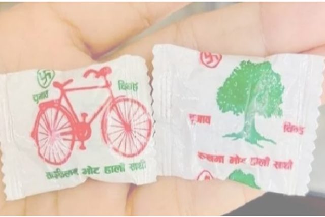 मतदातालाई चकलेटमा फकाउदै दल, चकलेटकै खोलमा कांग्रेस र लोसपाको चुनाव चिह्न