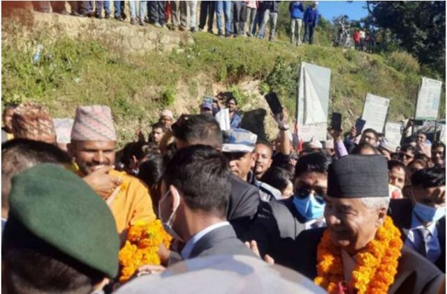 सागर ढकालले देउवालाई माला लगाउन नपाएपछि टाढैबाट फूलले  पुजे